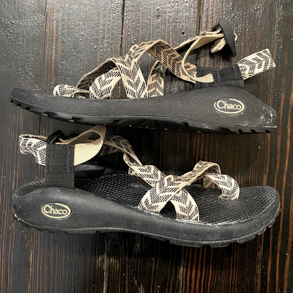 Black and white Chaco with toe strap - Picture 2 of 2